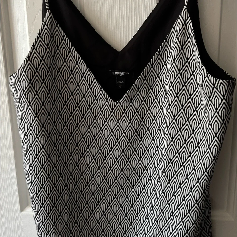 Express Black and White Geometric Camisole - Picture 3 of 4